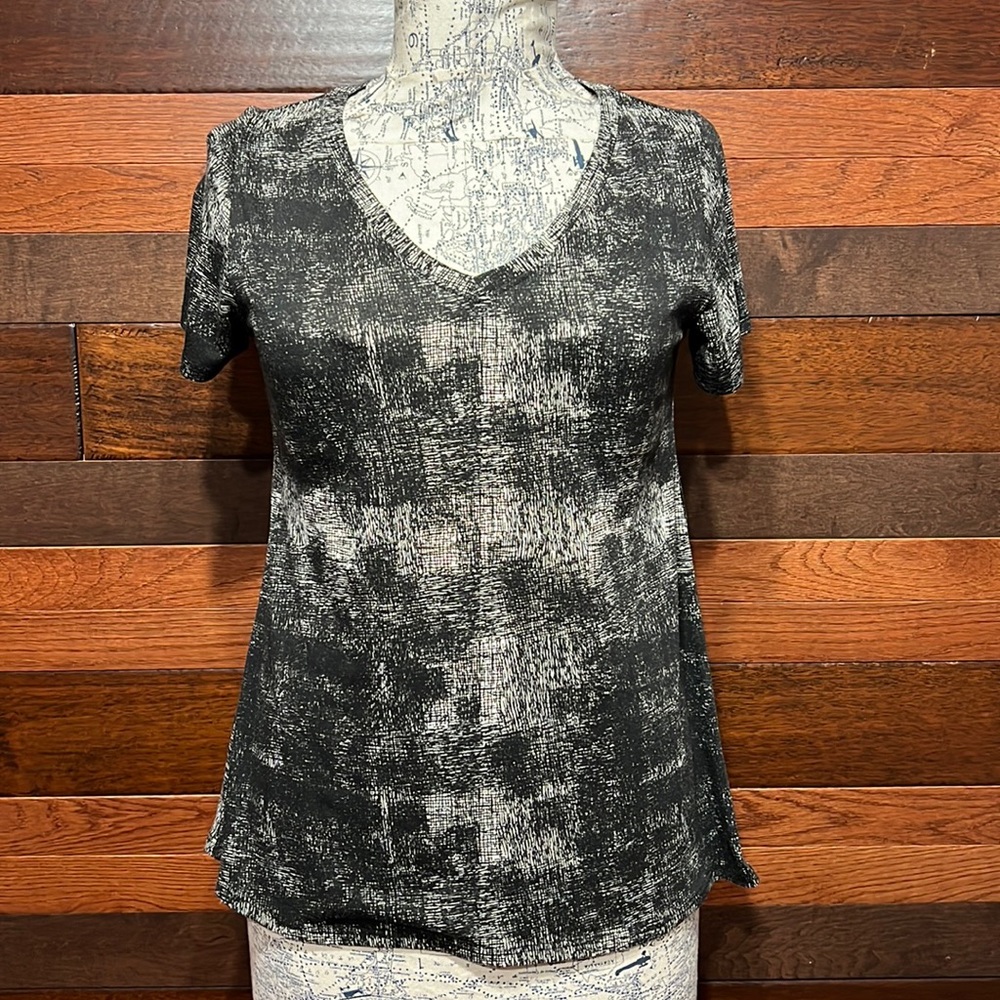 LulaRoe Stretchy V Neck Short Sleeve Black and White Tee Shirt